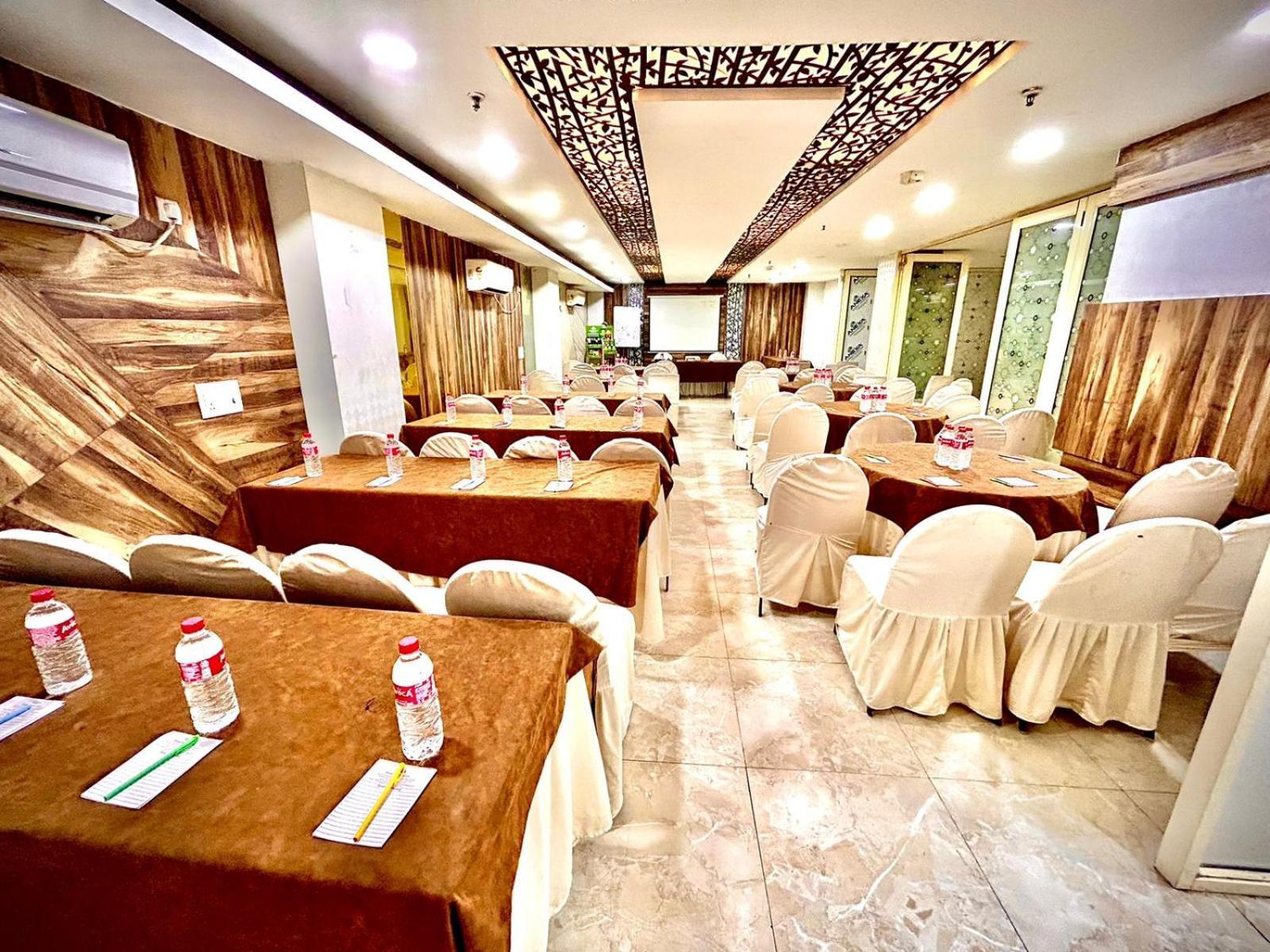 Hotel The Tomar Hospitality Nueva Delhi Exterior foto