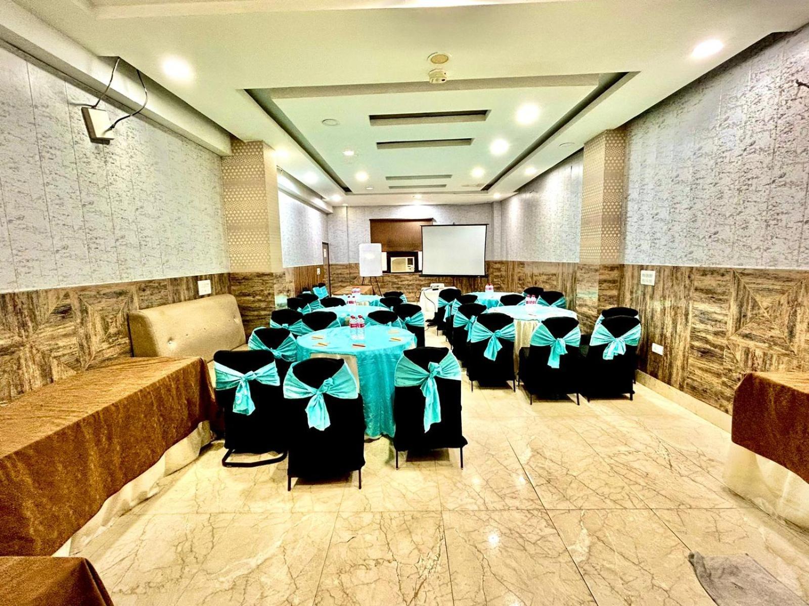 Hotel The Tomar Hospitality Nueva Delhi Exterior foto