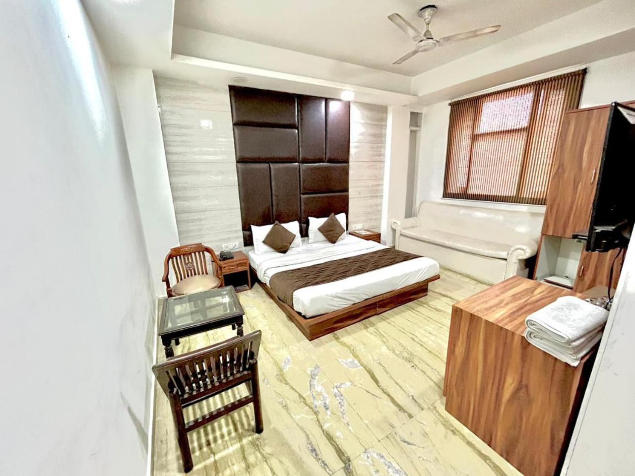 Hotel The Tomar Hospitality Nueva Delhi Exterior foto