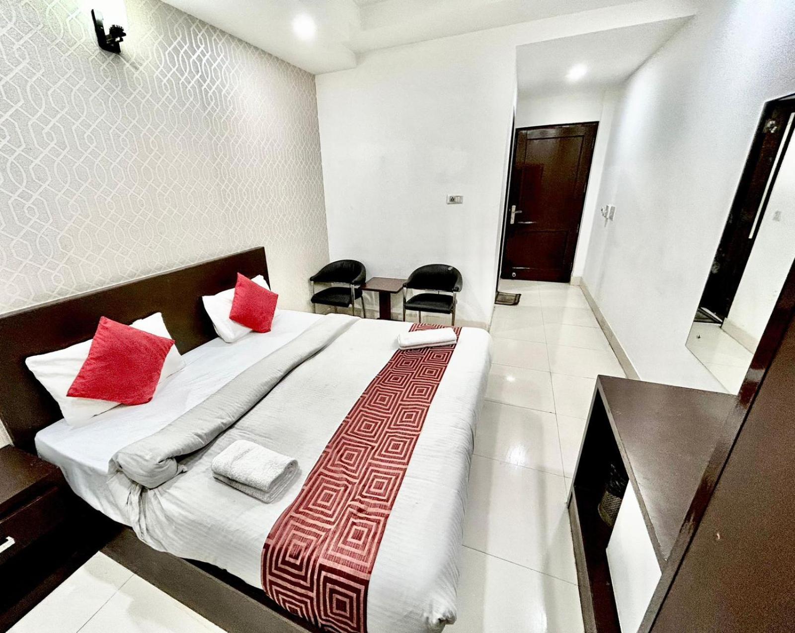 Hotel The Tomar Hospitality Nueva Delhi Exterior foto