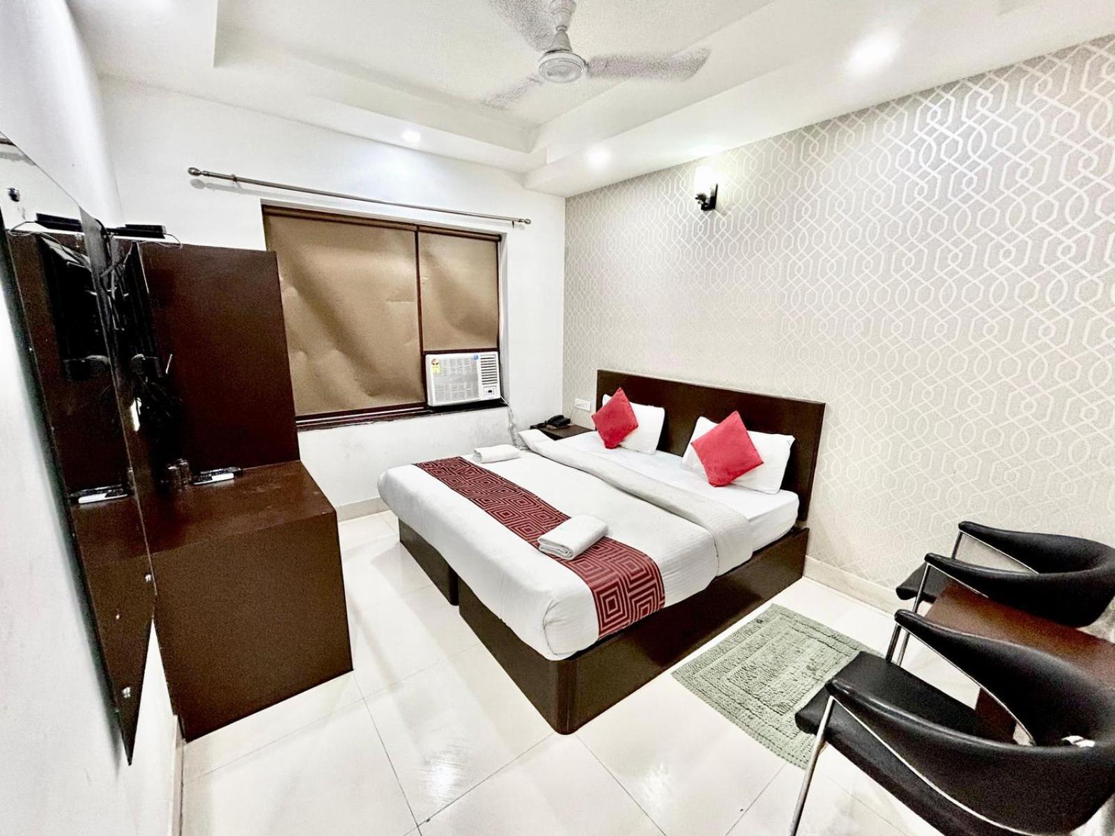 Hotel The Tomar Hospitality Nueva Delhi Exterior foto